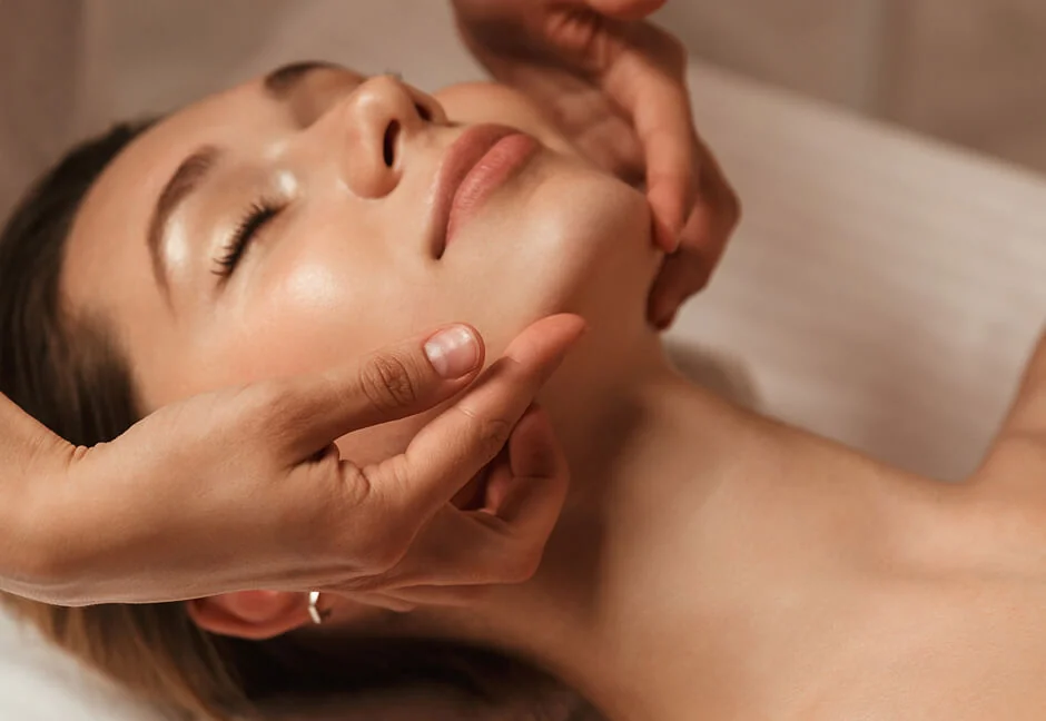 Relaxing facial treatment